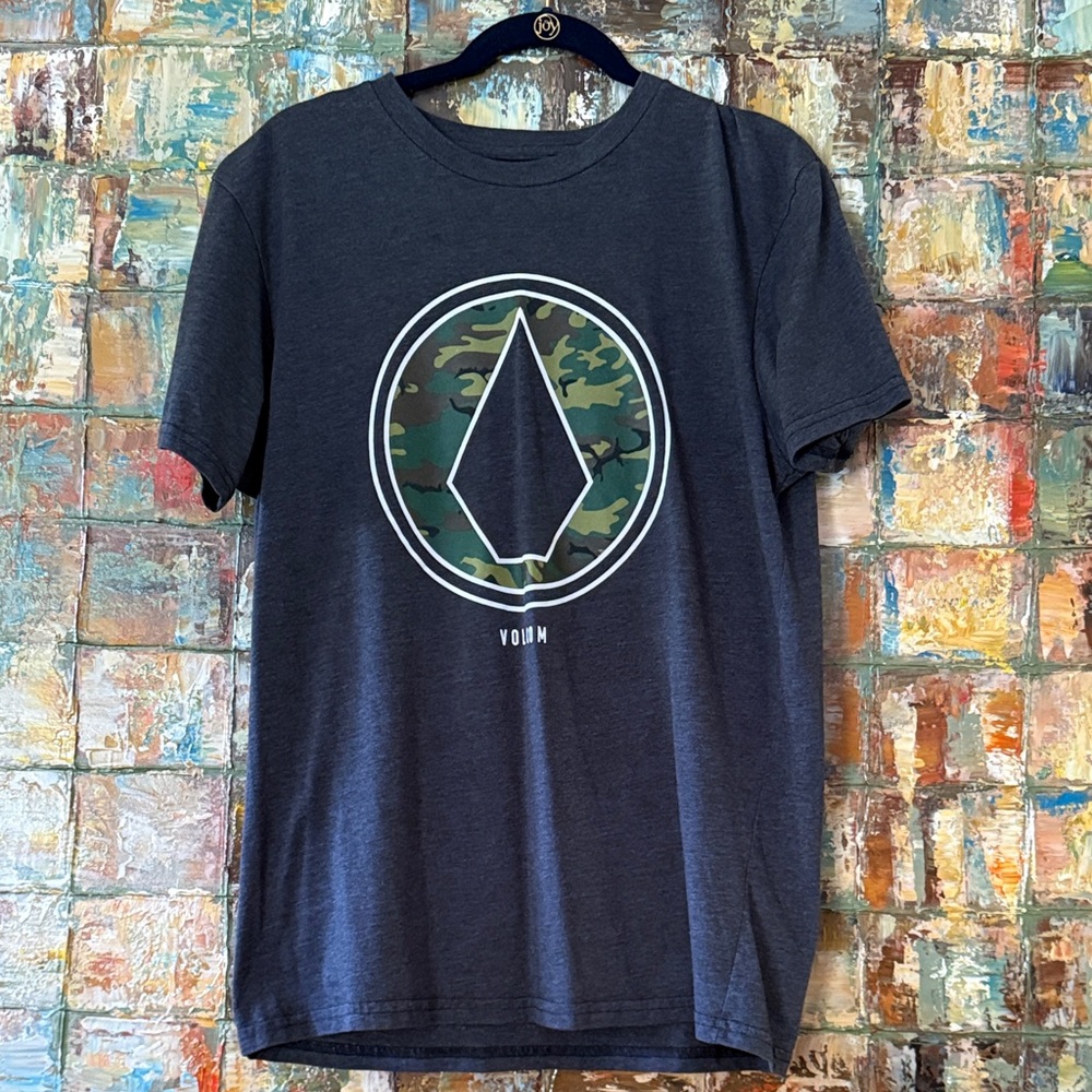 Volcom Men’s Charcoal Tee with Green Camo Logo